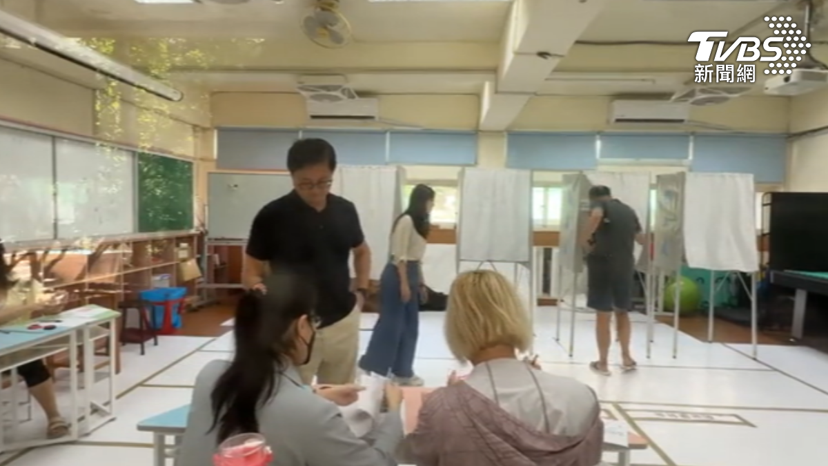 和碩董事長童子賢23日一早完成投票。(圖/TVBS)