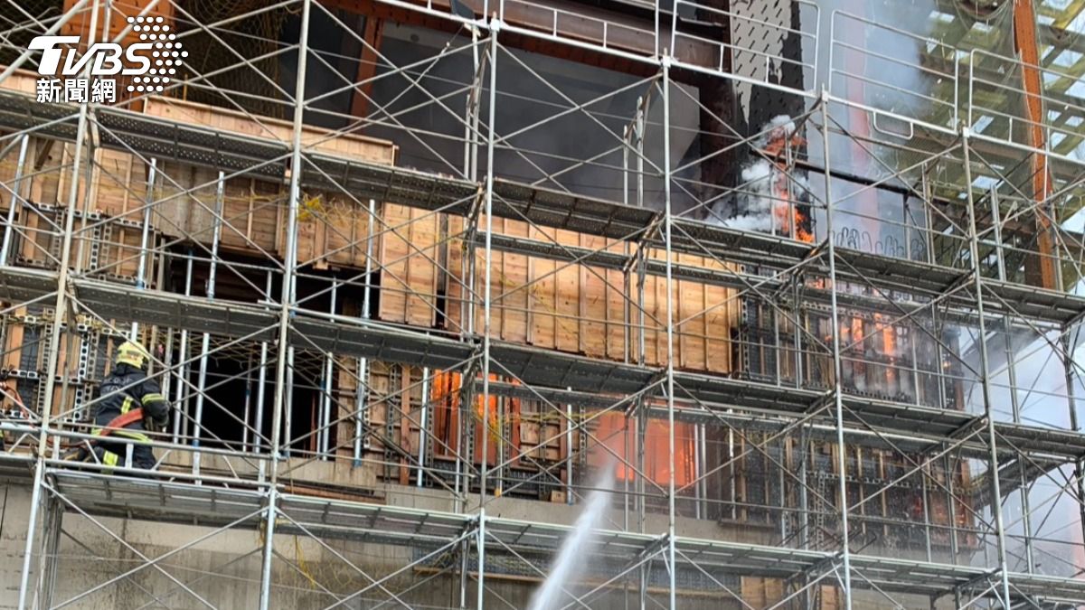快訊/新北中和大型新建工地竄火舌、濃煙 消防急灌救