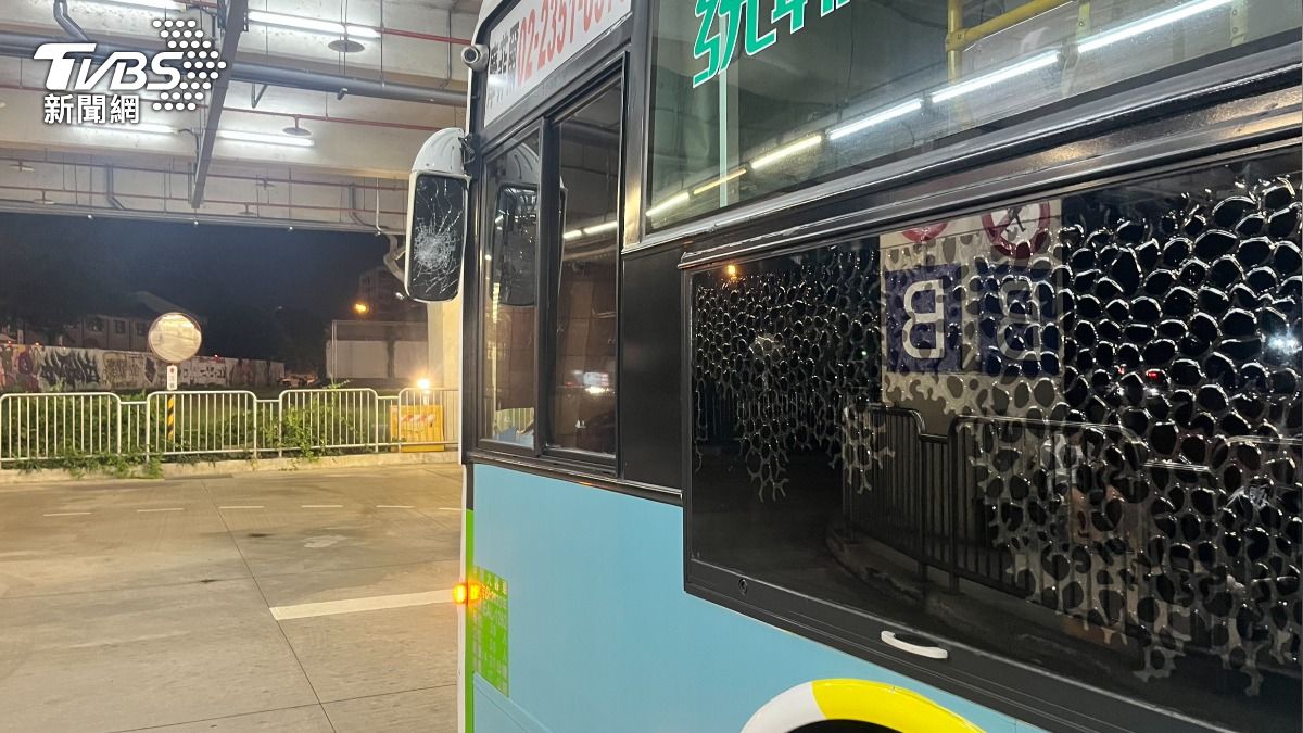 陳男尾隨公車一公里，接著就以安全帽敲打公車後照鏡，並從背後重擊林姓司機腦部四拳。（圖／TVBS）