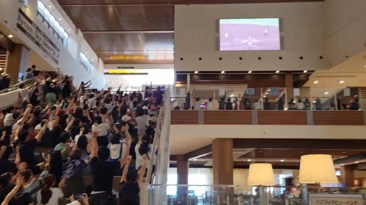 民眾湧入購物中心觀看比賽。(圖/取自X @mabucamp)