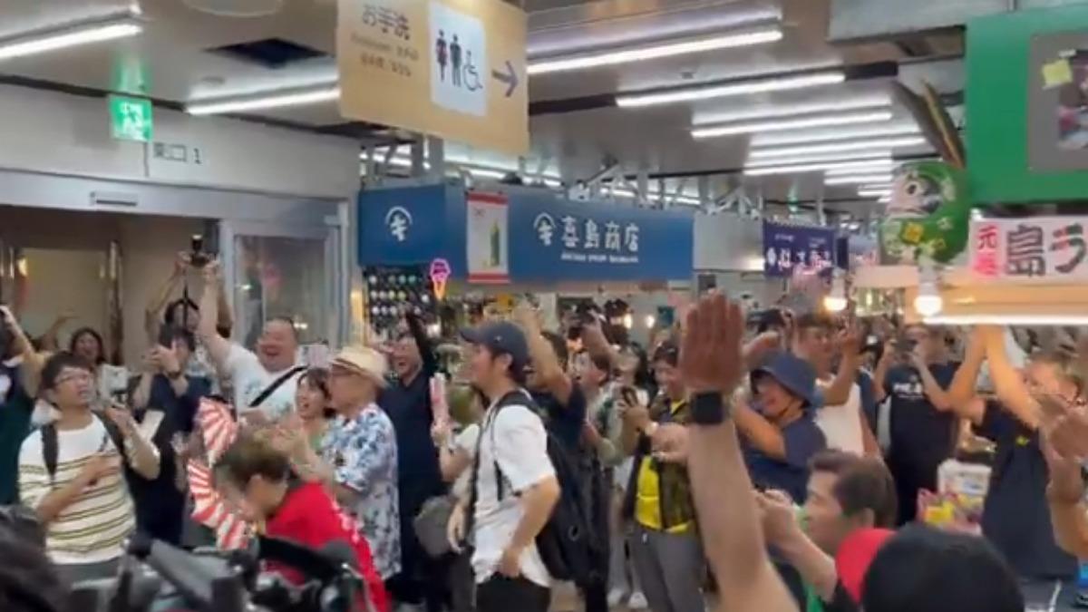 市場也擠滿應援人潮。(圖/取自X @theokinawatimes)