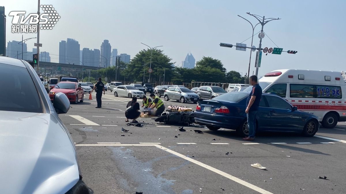 事故現場一片狼藉,肇事轎車卡在人行道花圃旁。(圖/民眾提供)