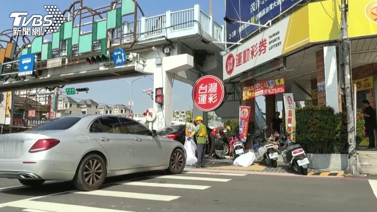 失控的轎車最終撞進路口轉角處的彩券行騎樓才停止前進。(圖/TVBS)