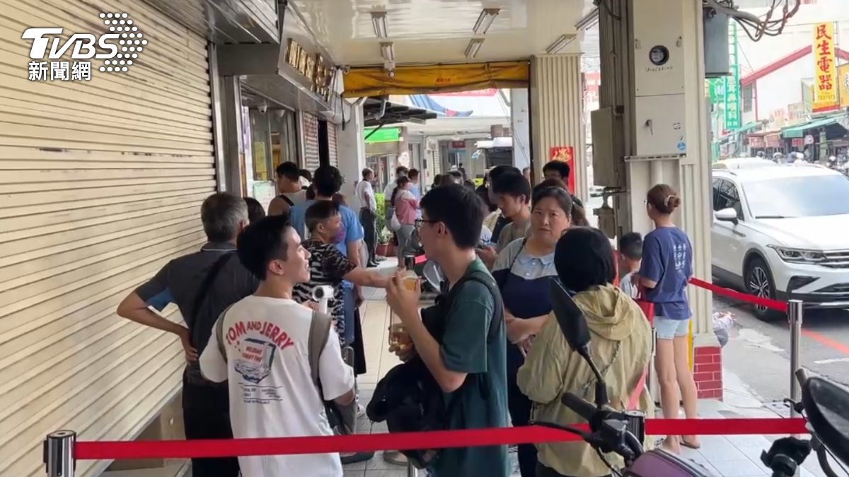 每年不二坊都出現排隊人龍。(圖/TVBS)