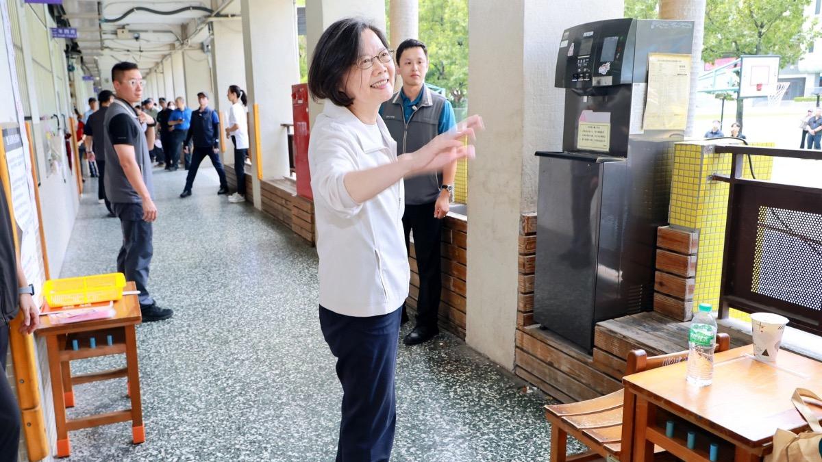 蔡英文與選務人員寒暄。（圖／蔡英文辦公室提供）