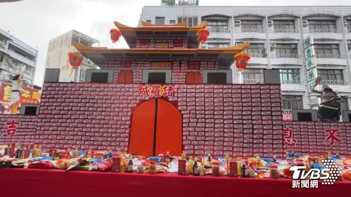 嘉義城隍廟開鬼門!1500萬真鈔疊起古城門 民眾驚:系金ㄟ
