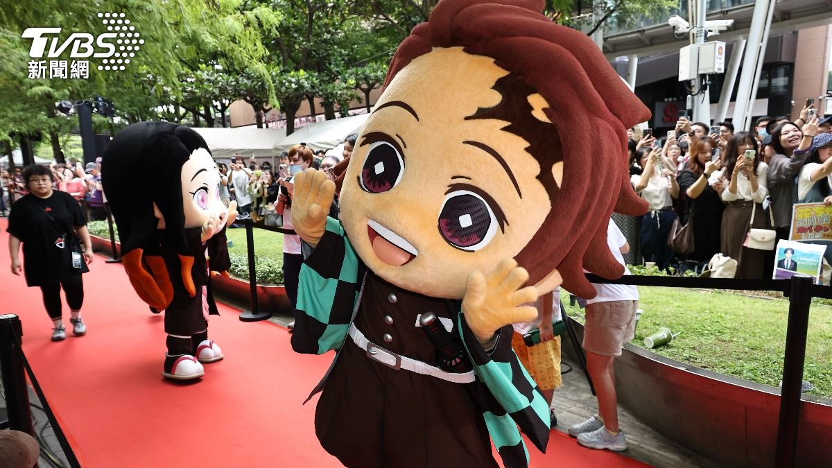 無懼台灣炎熱,竈門家兄妹都來了。(圖/張哲鳴攝)
