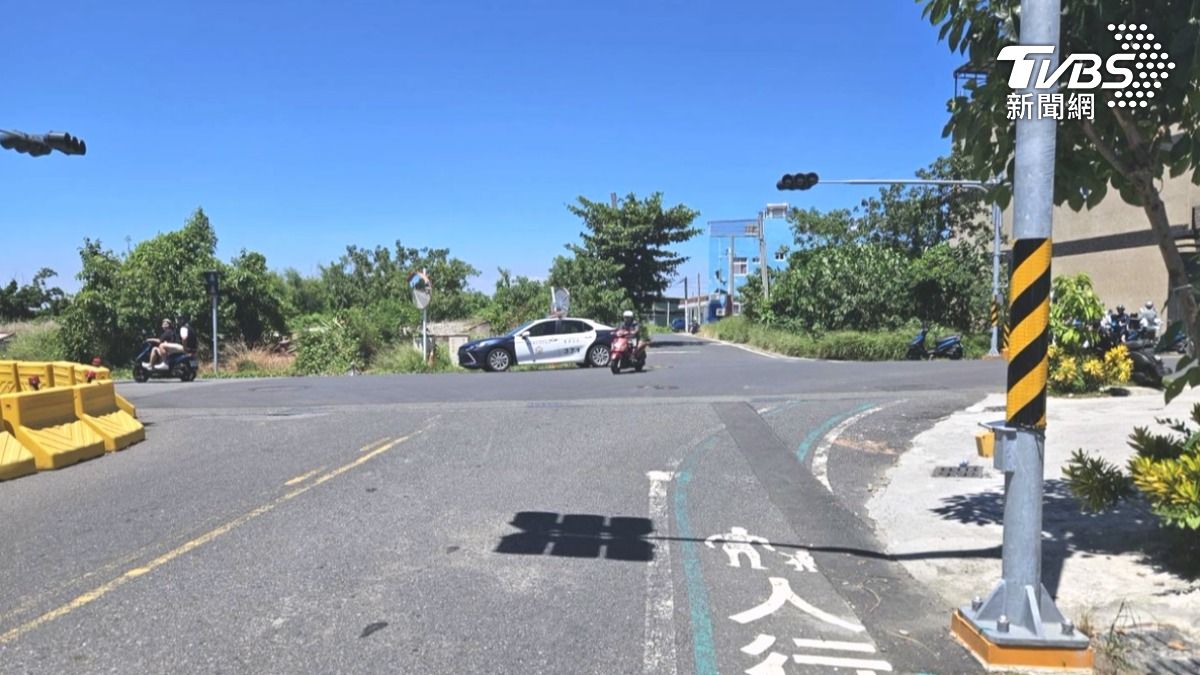 小琉球全德國小前的路口，號誌裝了3個月了，卻遲遲沒有通電，導致路口常常有車禍發生（圖／TVBS）