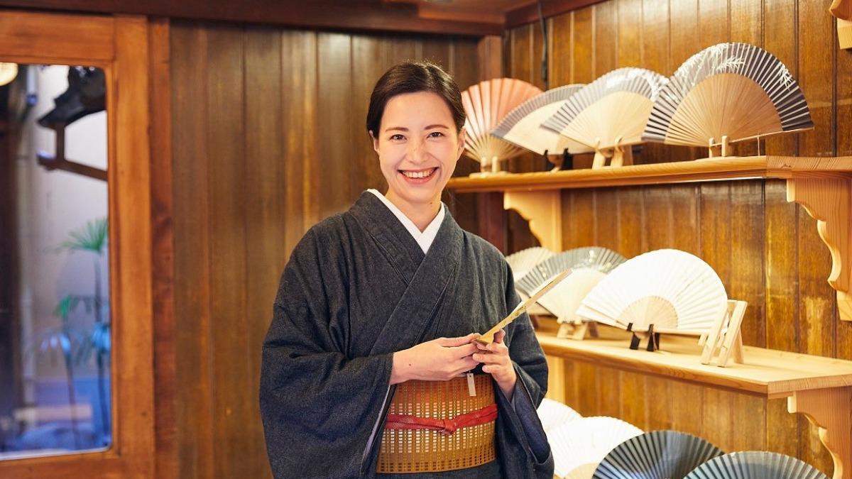 京都老字號扇子店老闆娘大西里枝。(圖/取自X @chourakustaff)