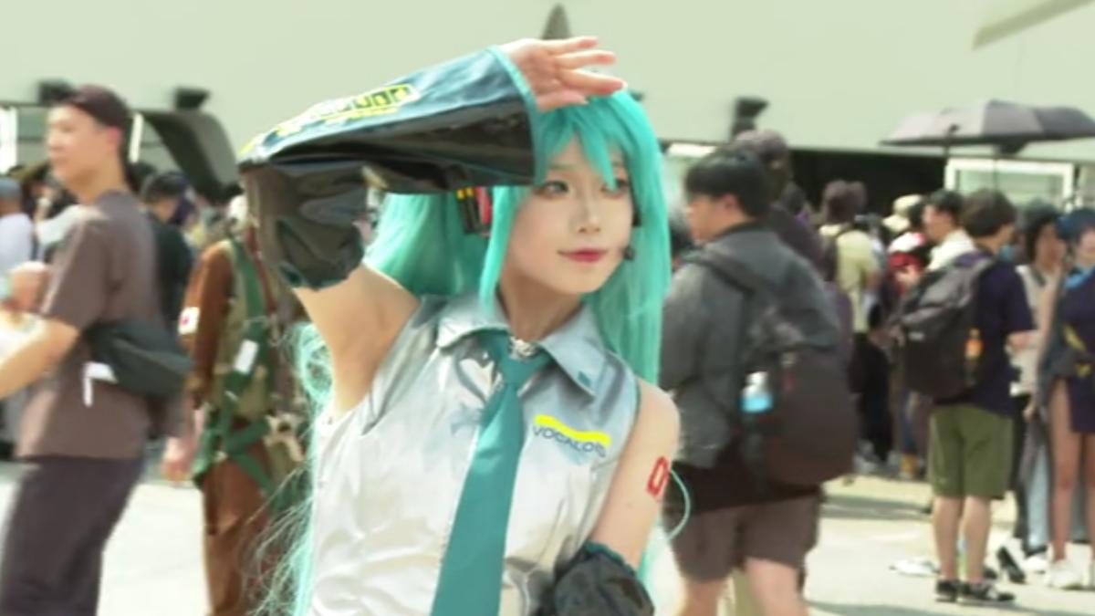 週六花博爭豔館體感「飆40度」，Coser們直言快中暑了。（圖／TVBS）
