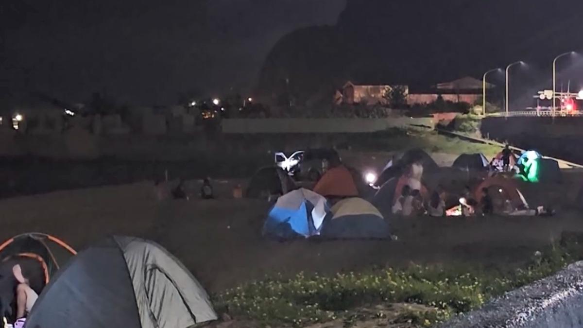 萬美沙灘近50頂帳篷聚集!百人夜聚狂歡烤肉 居民困擾