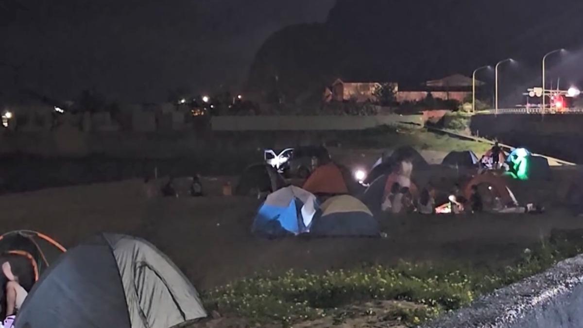 萬美沙灘百人夜聚、亂丟垃圾，周遭居民困擾。(圖／里長王傑倫提供)