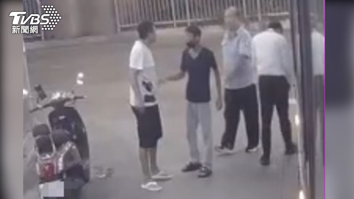 獨家畫面！騎士爆走追打司機 目擊者衝上前阻擋
