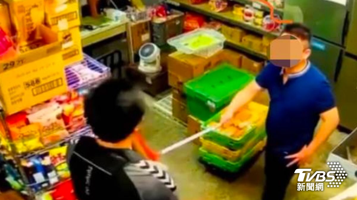 控超商合夥人霸凌,持掃把毆打臉。(圖/當事人提供)