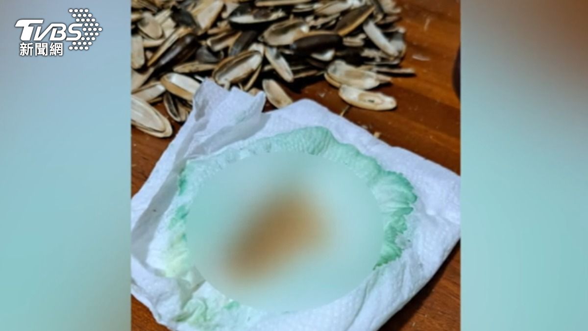 民眾吃某牌焦糖瓜子咀嚼吐出後，衛生紙竟然變綠色。（圖片來源／好物老實説FB社團）