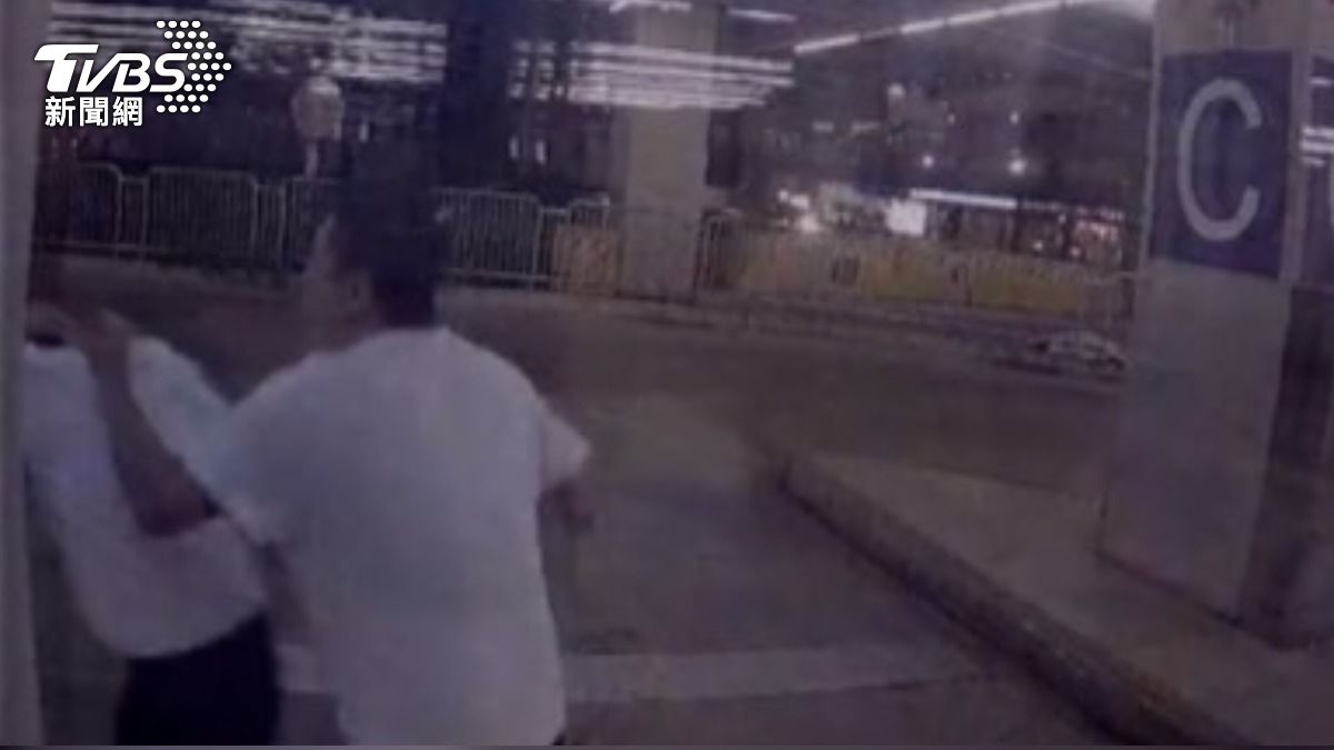 獨家畫面曝光！騎士暴走猛砸公車　追打司機全都錄