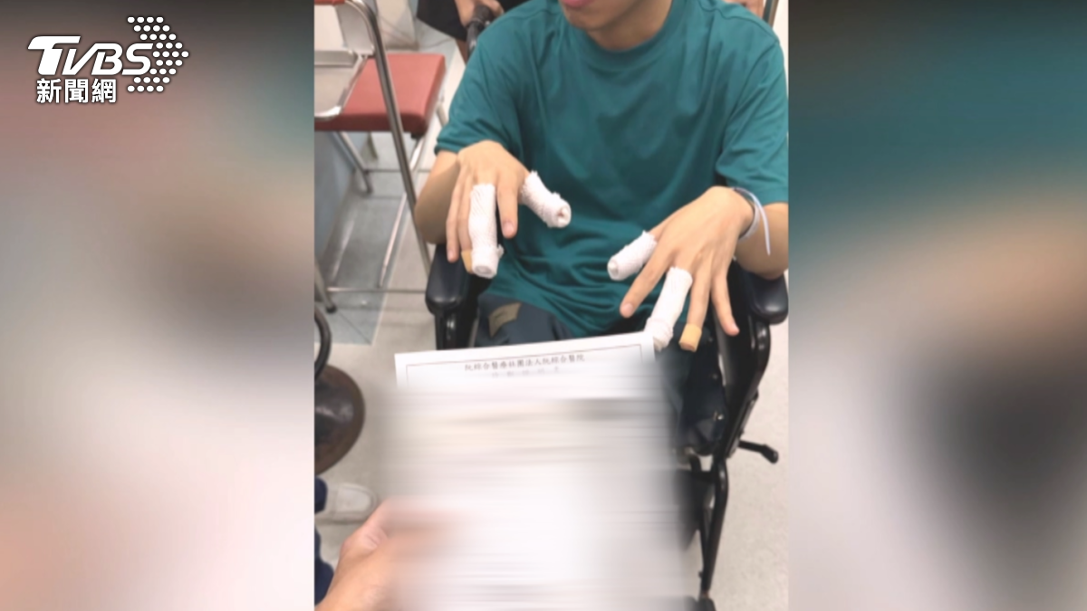 扶手是有問題的,扶過去的時候,十根手指頭被這個杆子壓到,手指頭都受傷(圖/民眾提供)