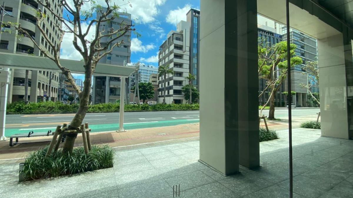 沖繩尚學奪下學校首座夏季甲子園冠軍,沖繩島民全力應援,街頭甚至淪為空城。(圖/X @okinawa_au)