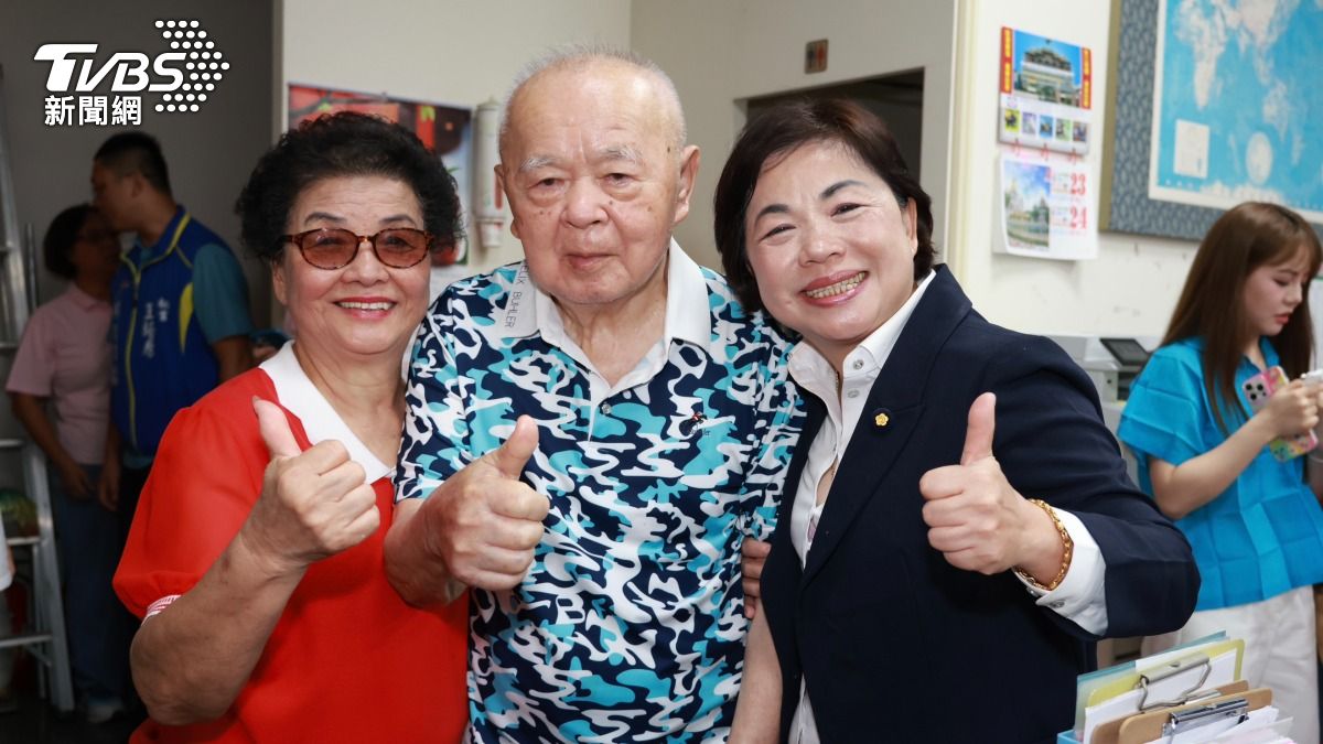 國民黨立委楊瓊瓔的父母一同到服務處迎接開票結果。（圖／潘建樺攝）