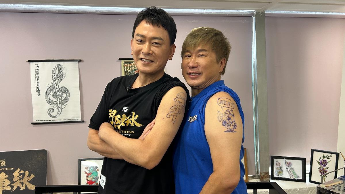 胡瓜(右)和王識賢體驗刺青。(圖/下面一位提供)