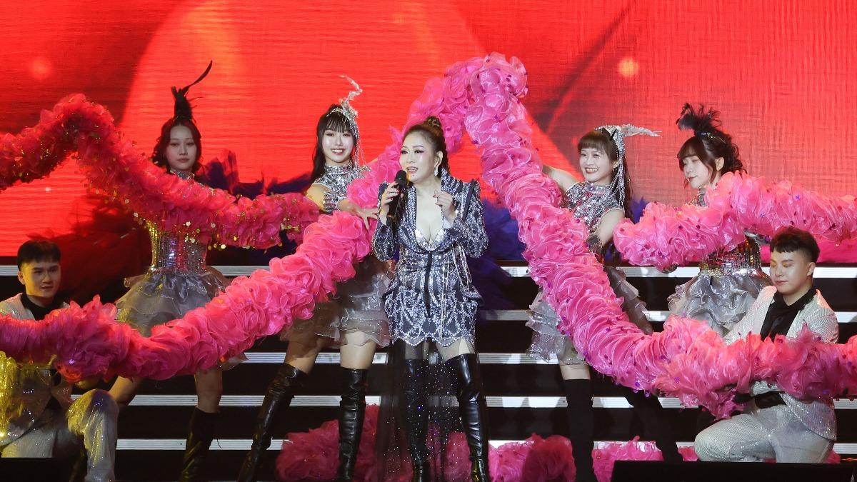 張秀卿瘦身10公斤,五套造型百變吸睛。(圖/名人演藝事業提供)
