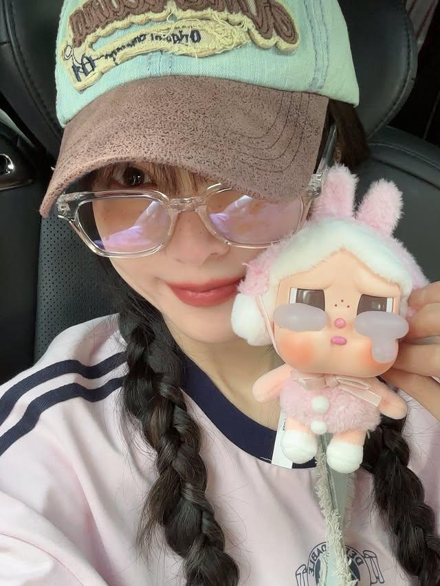 謝金燕手握現在流行的娃娃「哭娃」。(圖/翻攝自IG@jeanniehsieh___bbb)