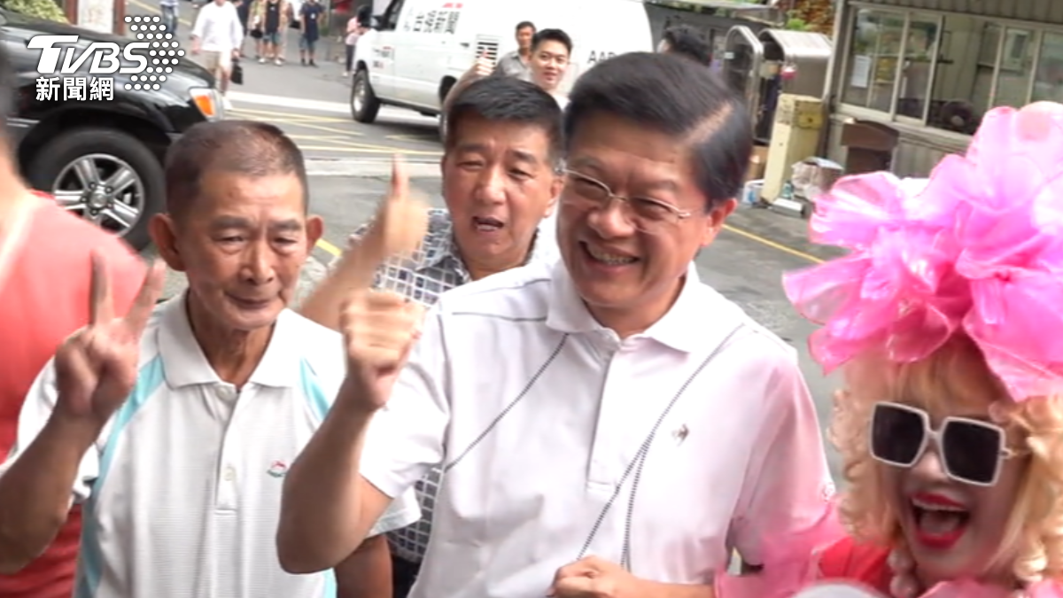 7位國民黨立委全員挺過,支持者興奮慶祝。(圖/TVBS)