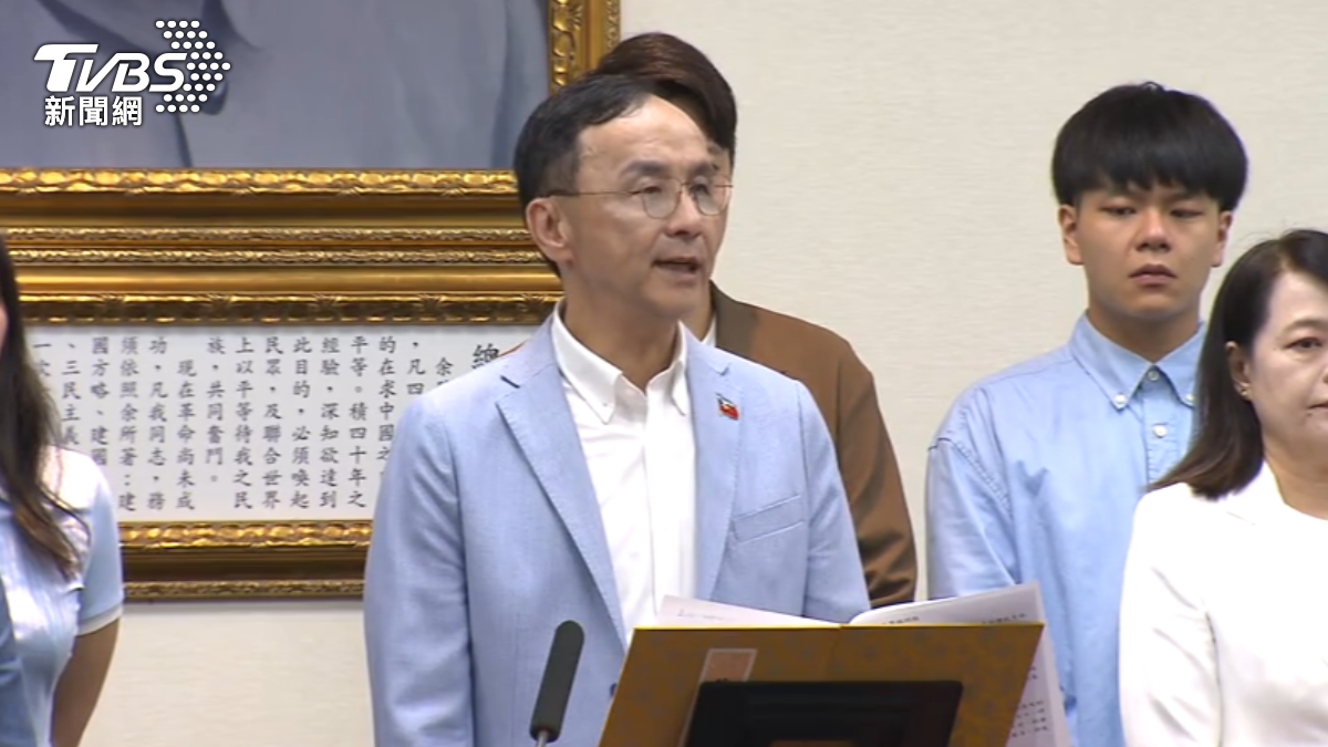 國民黨主席朱立倫再度喊話要交棒,直接點名台中市長盧秀燕,懇請接棒黨魁重任。(圖/TVBS)
