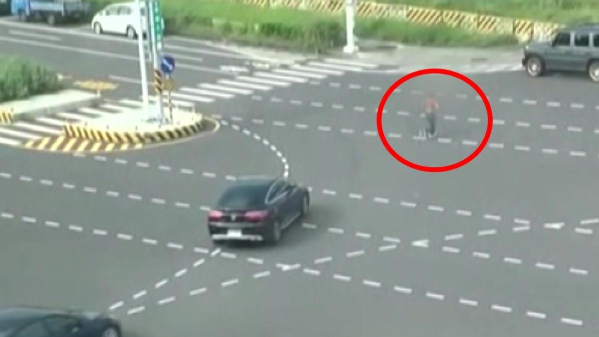 女攝影師為拍攝進口越野車,在車流大的路口亂竄。(圖/Threads:wenhao.218)