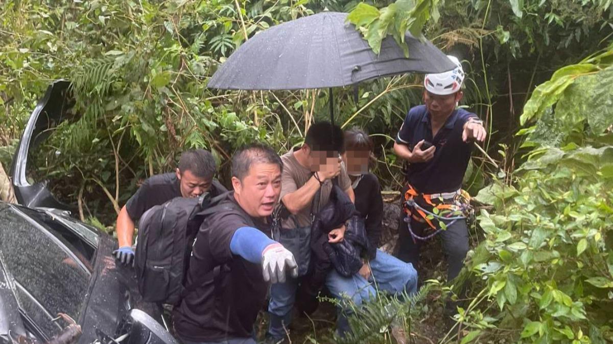 台21線驚傳墜谷!小客車卡百米深處 4人送醫