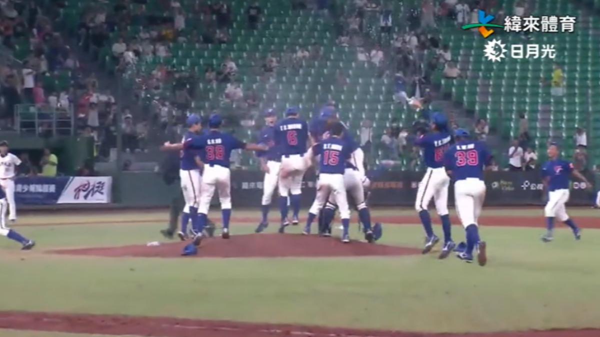 U15睽違23年回台開打，台灣二連霸奪冠軍。（圖／緯來體育台YT）