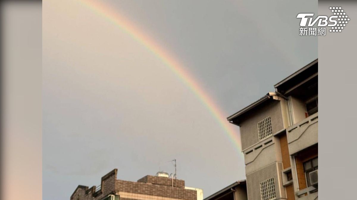 冰雹暴雨後嘉義出現大彩虹，天空急轉彎超夢幻。（圖／hsiuyi_1125 threads）
