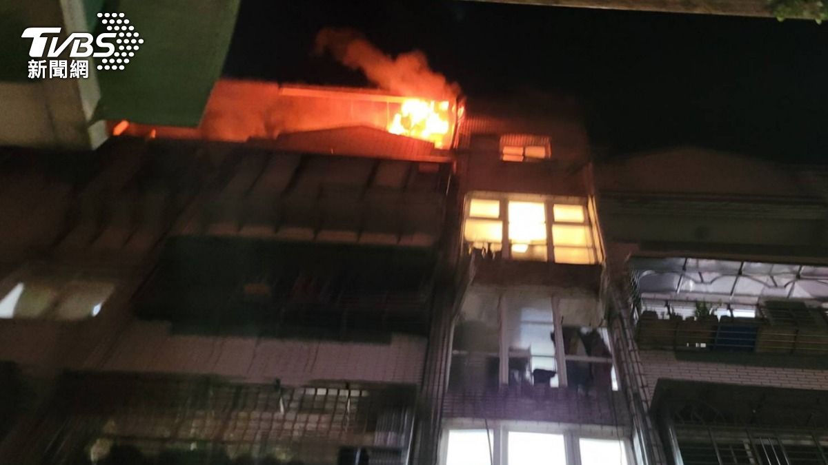 基隆惡火驚傳爆炸!疑堆放鋰電池雜物狂燒 數十住戶半夜急疏散