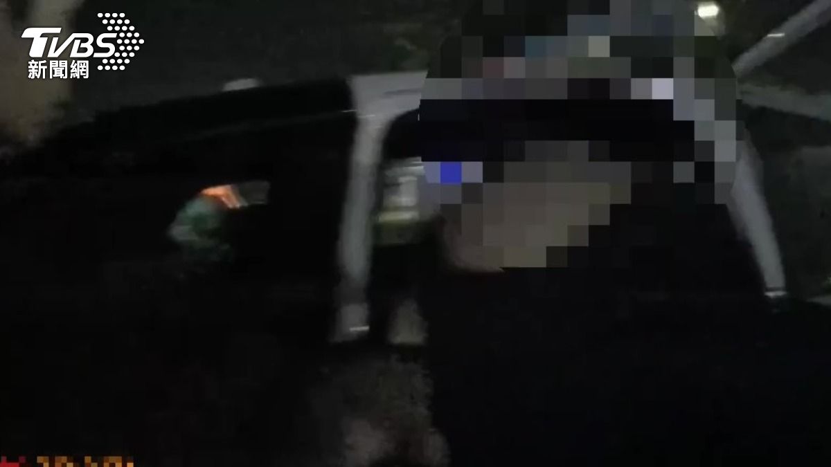 嫌犯被依性騷等罪嫌帶回法辦。(圖/TVBS)