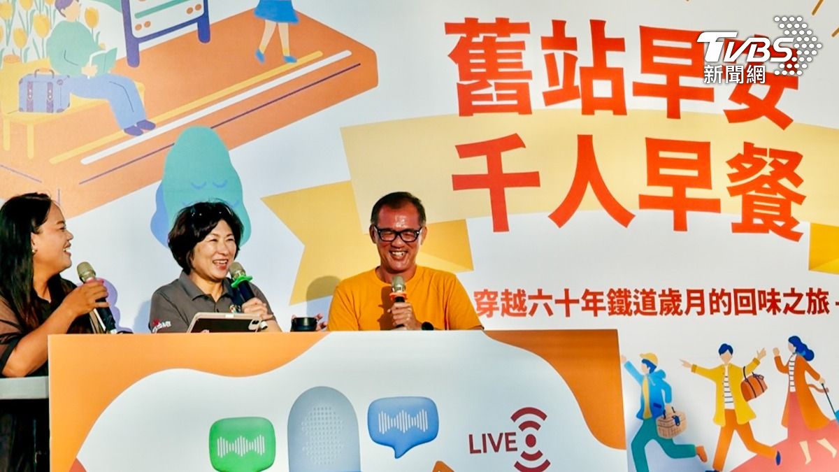 台東縣長饒慶鈴參加「千人早餐」活動，並在現場直播介紹修復完成化身美食餐廳的機關車庫。（圖／TVBS）