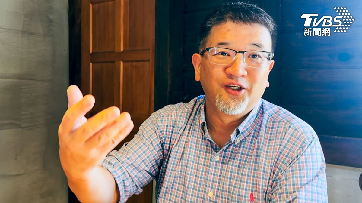 雲品國際總經理丁原偉介紹今早推出的美味餐點。（圖／TVBS）