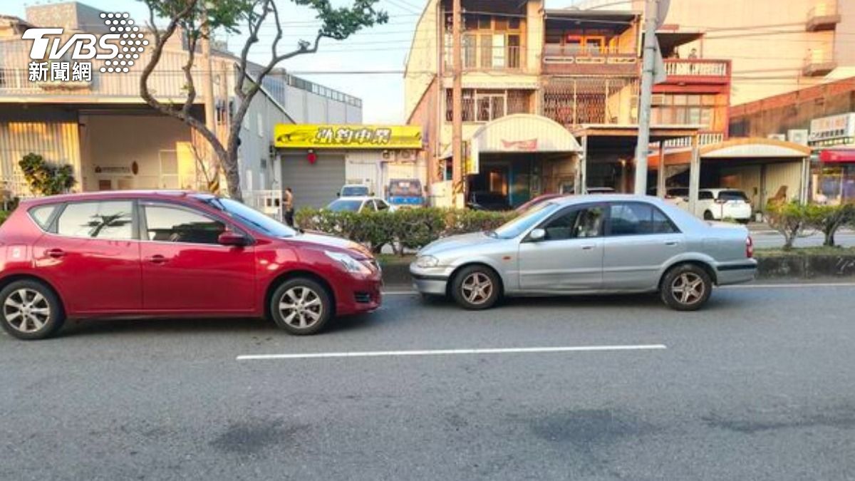 開到一半車竄出!85歲翁誤打排檔失控撞2人「兩車對視」
