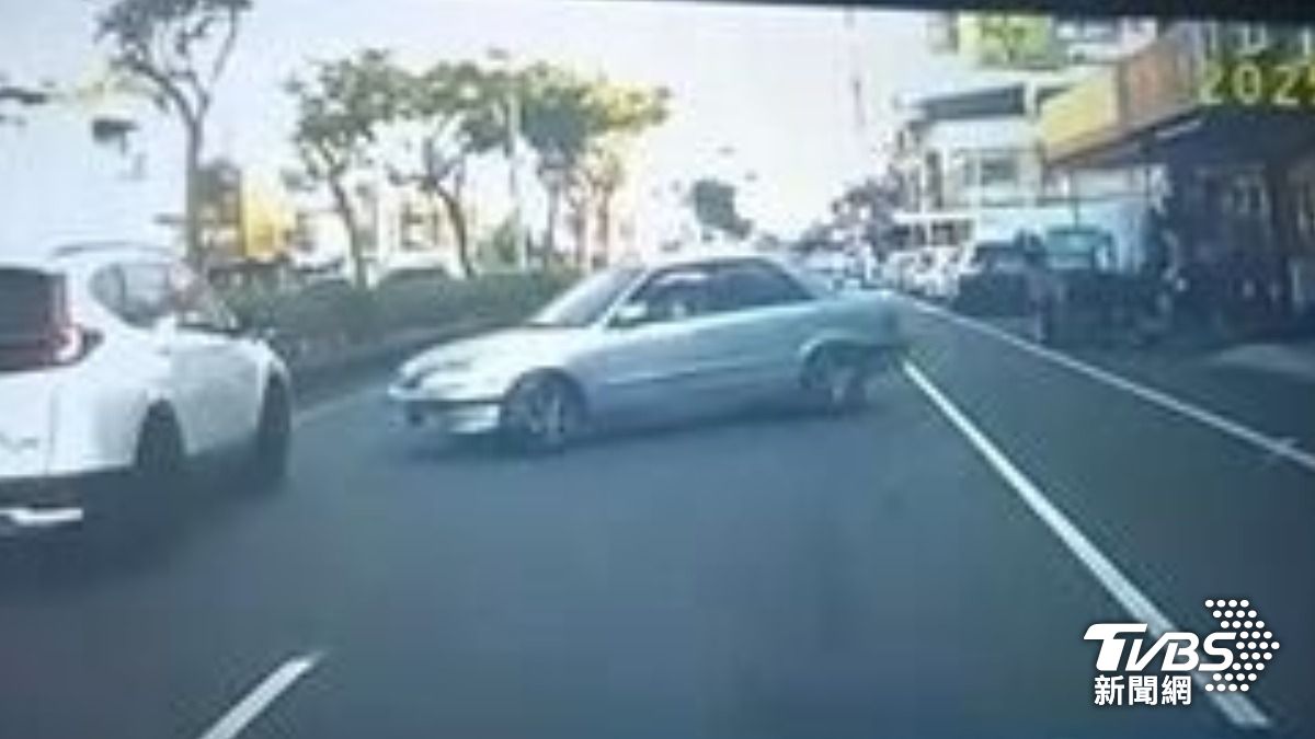 林男車停在中華路旁，結果他疑似誤打排檔，車輛也失控爆衝。（圖／TVBS）