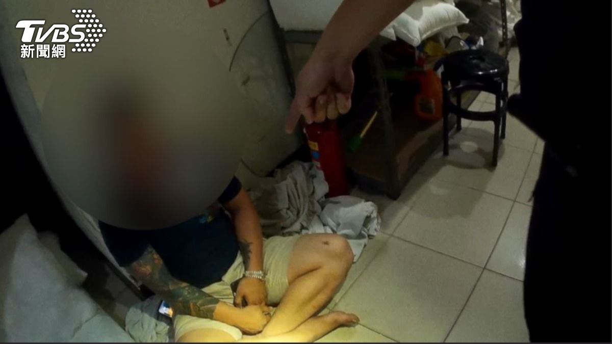 警方喝令越南籍非法移工坐下不准動。（圖／TVBS）