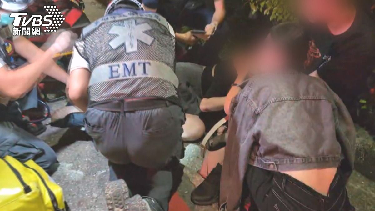 另一名被撞的女子躺在地上哀號,傷勢較輕,但還是被送醫治療。(圖/TVBS)
