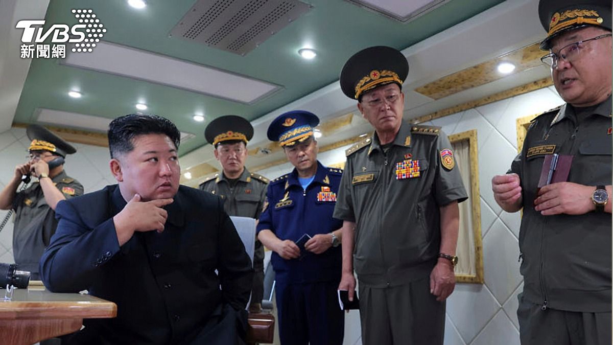 北韓在「韓日峰會」前夕,試射新型防空飛彈的改良版,領導人金正恩還親自督導。(圖/達志影像美聯社)