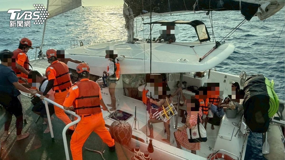 驚喜變驚嚇!包遊艇出海遇機械故障,17人小琉球海域漂流。(圖/TVBS)
