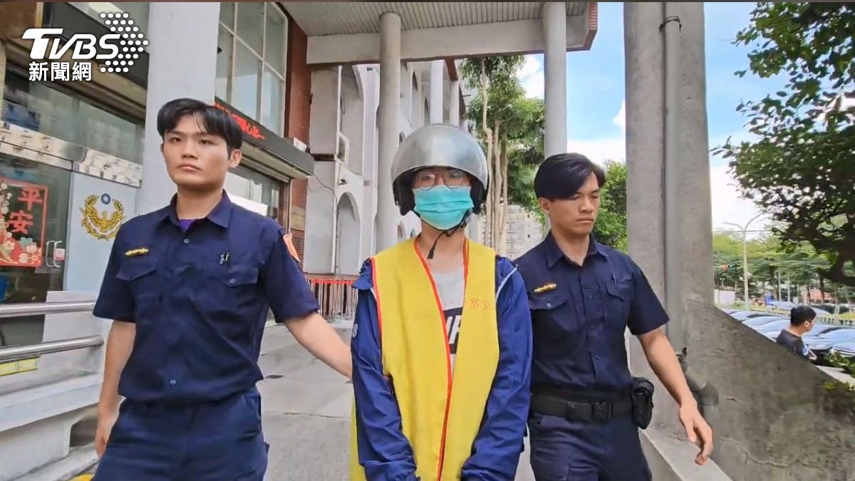 邱姓男子追求已婚女子不成、不滿遭提告跟騷，開車二度蓄意衝撞。 (圖／TVBS)