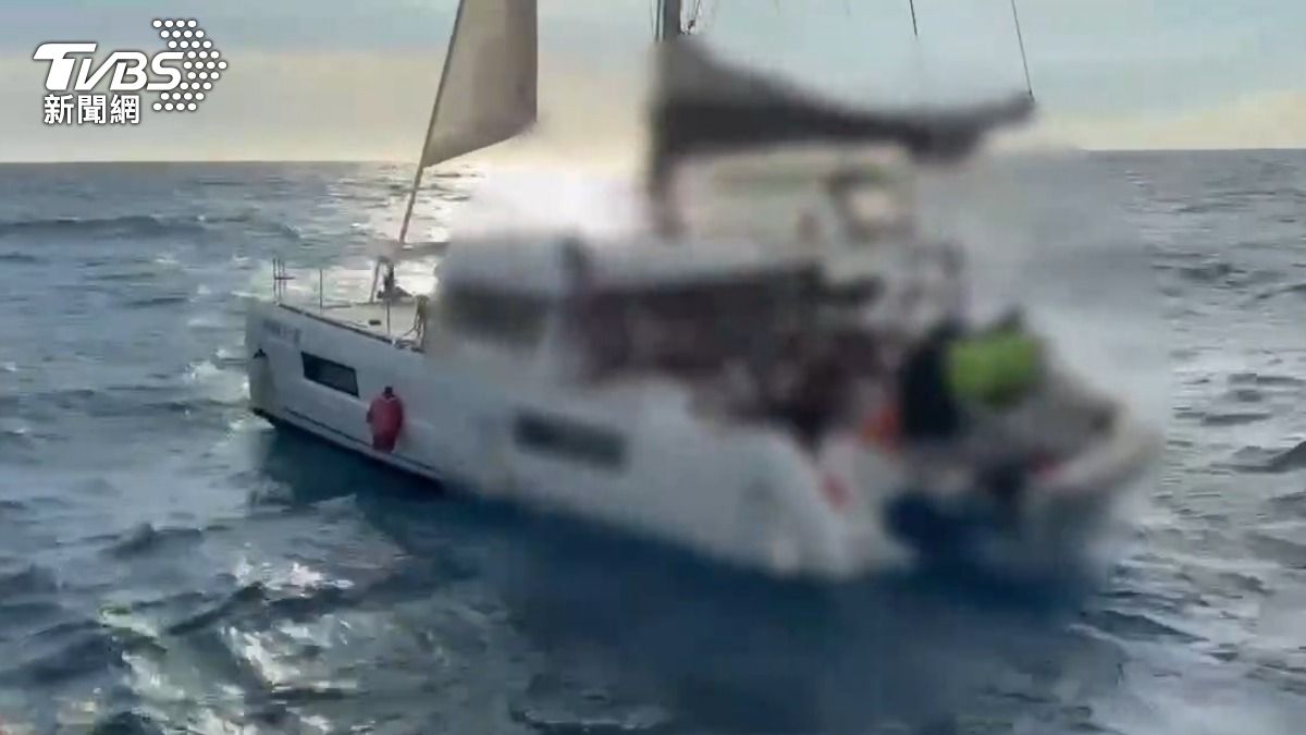 17名遊客包船艇出海,結果在小琉球外海船隻故障,在海面上載浮載沉。(圖/TVBS)