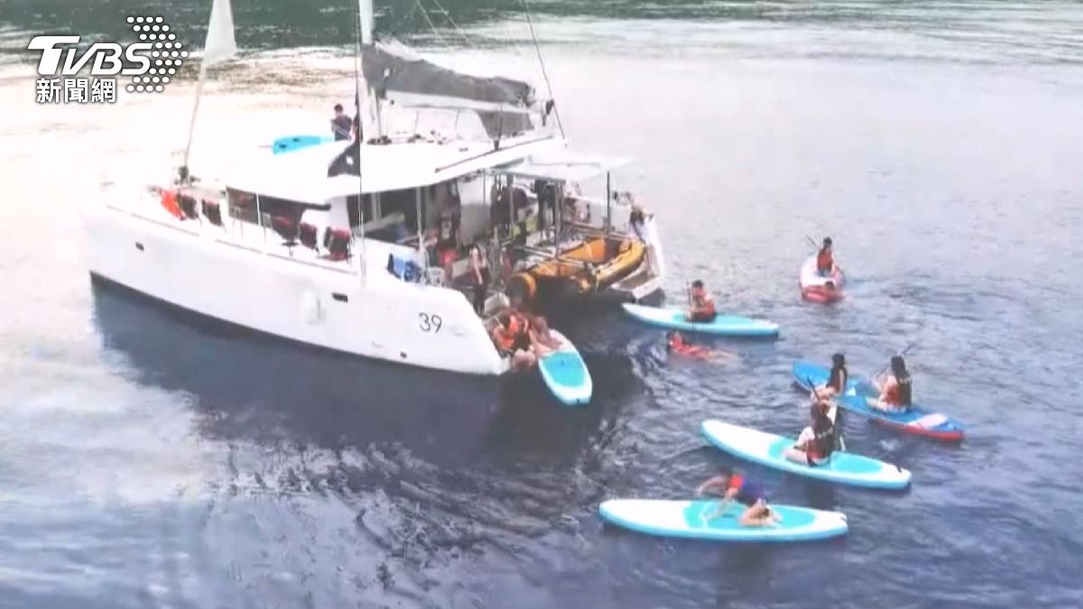 包船出海,已經是近年來,熱門的旅遊方式,遊客在海上可以體驗立槳、甜甜圈及海上鬥牛等水上活動。(圖/TVBS)