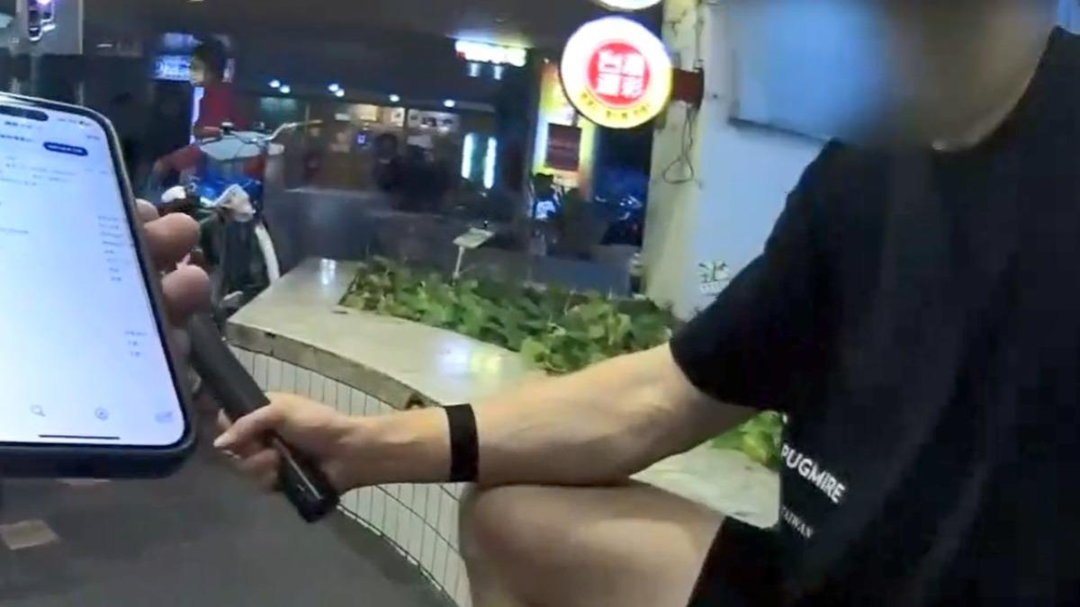 夜宿楊梅車站被告，美籍網紅上銬全直播。（圖／警方提供）