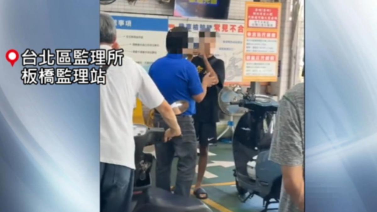 車主電動車過戶檢驗,與檢驗人員爆發口角。(圖/畫面翻攝:社會事新聞影音)