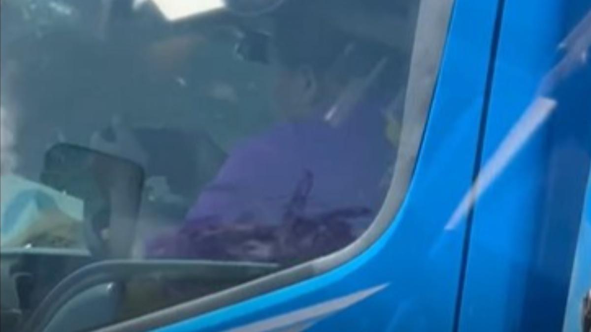 國道3號一名駕駛雙手沒握方向盤,持續玩手機半小時。(翻攝自爆料公社公開版FB)