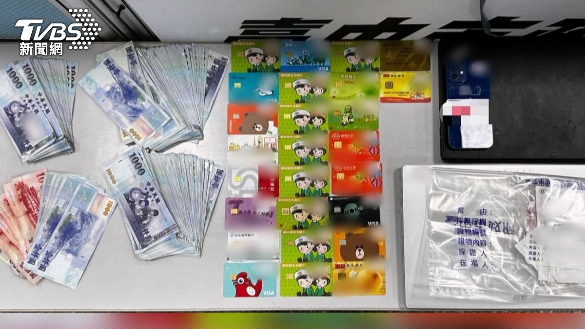 台中警逮人起獲4手機26張金融卡。(圖/民眾提供)