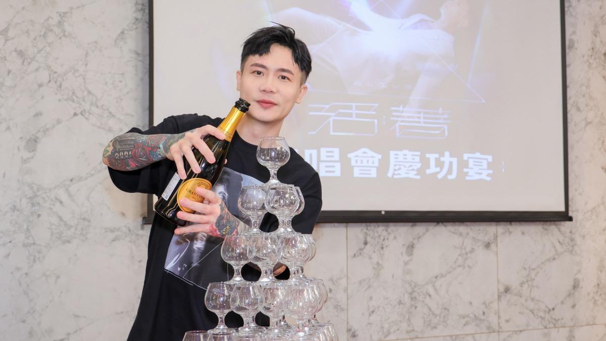 蕭秉治倒香檳塔慶功。(圖/相信音樂提供)